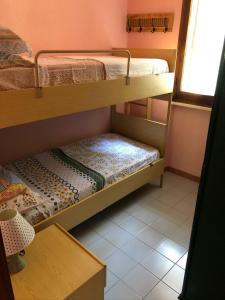 Krevet ili kreveti na kat u jedinici u objektu Villetta Pinus Village, Chia, Sardegna 30 metri dal mare