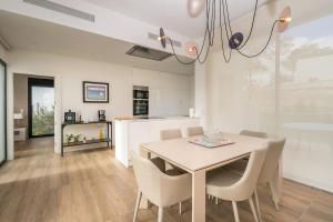 a kitchen and dining room with a table and chairs at Colinas in Orihuela Costa