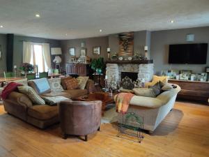 a living room with two couches and a fireplace at Les quatre vents in Ars