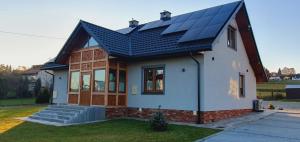 uma casa com painéis solares no telhado em Pod Herbami em Frysztak