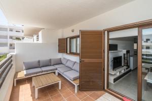 sala de estar con sofá y TV en Pasas, en San Juan de los Terreros