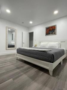 a bedroom with a large bed in a room at Casa Wynwood 4BR 2BTH in Miami