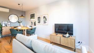 un soggiorno con divano e TV di Stylish Studio w/ AC & Balcony by LovelyStay a Porto