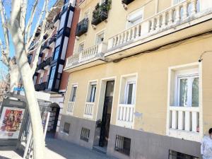un edificio con un balcón en el lateral. en Centro Ronda de Segovia Aparment, en Madrid