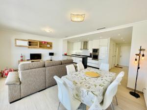 ein Esszimmer und ein Wohnzimmer mit einem Tisch und einem Sofa in der Unterkunft Azul in Orihuela