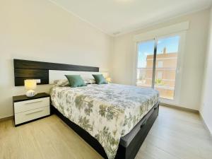 ein Schlafzimmer mit einem großen Bett und einem Fenster in der Unterkunft Azul in Orihuela + 49 Fotos