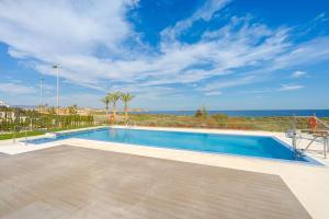 The swimming pool at or close to Rosa Chenz
