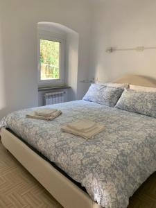 a bedroom with a bed with two towels on it at Appartamento La Serra di Angela a Lerici in Lerici
