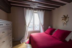 パリにあるBahiaのベッドルーム1室(赤いベッド1台、窓付)