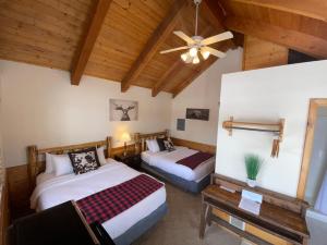 Säng eller sängar i ett rum på River Lodge