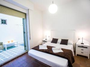 1 dormitorio con 1 cama grande y balcón en Total Valencia Charming, en Valencia