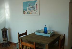 - une table à manger avec une bouteille bleue dans l'établissement Beach House in Puntas de Calnegre, à Mazarrón