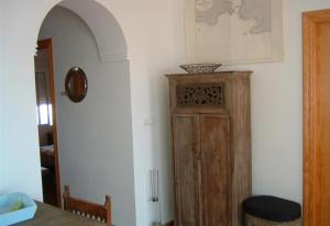 une chambre avec une armoire en bois dans l'angle dans l'établissement Beach House in Puntas de Calnegre, à Mazarrón