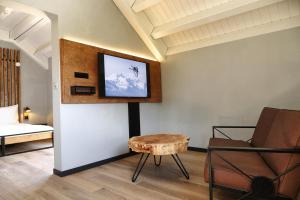 A television and/or entertainment centre at Alaïa Lodge
