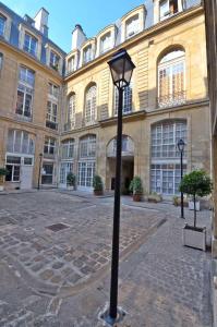 een straatlicht voor een groot gebouw bij Bourbons in Parijs