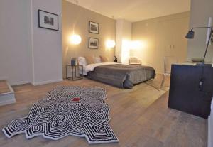 Bourbons في باريس: غرفة في الفندق مع سرير وسجادة على الأرض