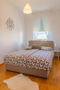 een slaapkamer met een bed in een kamer met een raam bij BRAND NEW - SelfCheckIns 24 - Zagreb - Garage - Loggia - New - Luxury in Zagreb