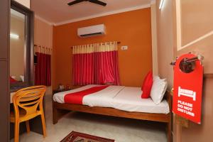 - une chambre avec un lit, une table et une chaise dans l'établissement Kristi Guest House, Shantiniketan, à Santiniketan