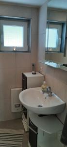 een badkamer met een wastafel en een toilet bij Bungalow Waldblick in Ganzlin