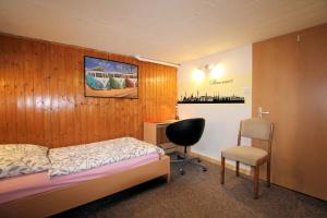 een slaapkamer met een bed, een bureau en een stoel bij ABT - Private Room for 1 in Hannover