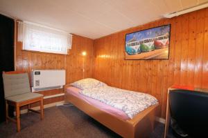 een kleine slaapkamer met een bed en een foto aan de muur bij ABT - Private Room for 1 in Hannover