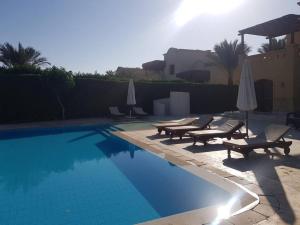 Peldbaseins naktsmītnē Gorgeous Villa in Gouna with Heated Private Pool vai tās tuvumā