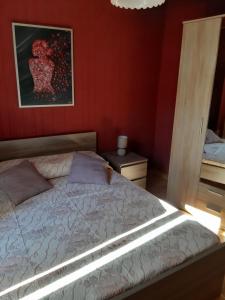 Postel nebo postele na pokoji v ubytování Maison des trois ormeaux