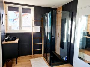uma casa de banho com um chuveiro e uma porta de vidro em Le Vernonnais Chic, Gare Wifi Parking Giverny em Vernon