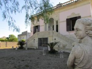 a statue of a woman in front of a building at Villa Li Putti Luxury B&B in Galatone