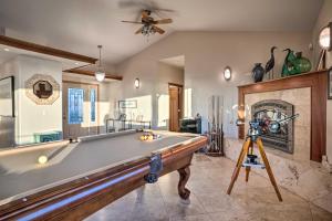 una mesa de billar en una habitación con chimenea en Crescent City Getaway with Panoramic Ocean Views!, en Crescent City