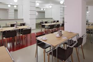 une salle à manger vide avec des tables et des chaises dans l'établissement AXA Hotel, à Prague