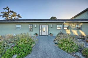 una casa verde con entrada en Crescent City Getaway with Panoramic Ocean Views!, en Crescent City