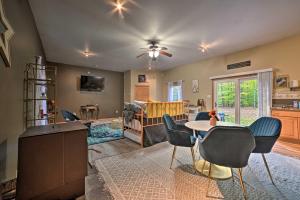 sala de estar con mesa y sillas en Secluded Ranch House with Barn on 25 Acres! en Frederic