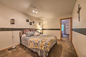 En eller flere senge i et værelse på Secluded Ranch House with Barn on 25 Acres!
