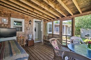 porche con TV, mesa y sillas en Charming MV Cottage Walk to Dtwn Oak Bluffs!, en Oak Bluffs