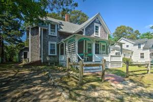 Imagen de la galería de Charming MV Cottage Walk to Dtwn Oak Bluffs!, en Oak Bluffs