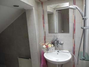 une salle de bains avec un lavabo et un miroir dans l'établissement Florence Studio, à Varna 13 autres photos