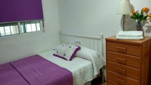 Dormitorio pequeño con cama y vestidor en Vivienda Rural El Retorno, en Sevilla