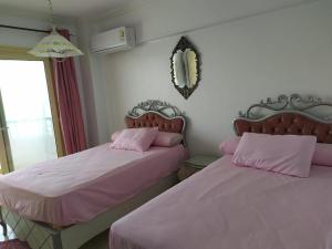 two beds sitting next to each other in a bedroom at شقةعلى البحرمباشرةسيدي بشرالمربع الذهبي in Alexandria