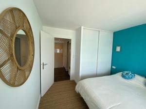 A bed or beds in a room at Escapade au bord du lac du Bourget