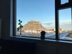 ein Fenster mit Blick auf die Wüste von einem Gebäude aus in der Unterkunft Kirkjufell central apartment in Grundarfjörður