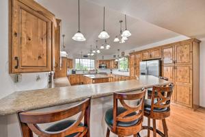 Η κουζίνα ή μικρή κουζίνα στο The Vineyard Country Farm Home at Grand Valley