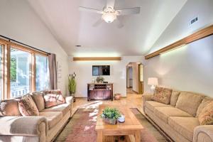 Sala de estar con 2 sofás y mesa en Beautiful Ozark Oasis with Deck Walk to Beaver Lake, en Rogers
