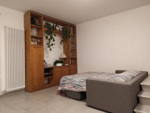 - une chambre avec un lit et une étagère dans l'établissement Casa Mirella (cipat 022236-AT-849841), à Vigolo Vattaro