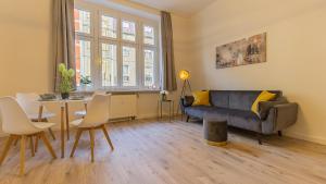 sala de estar con sofá y mesa en CityApartment - 53 m², 2 Zimmer, zentral, Netflix, Küche, Waschmaschine, en Cottbus