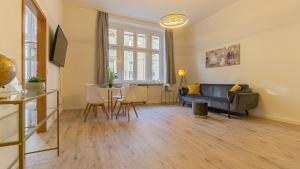 uma sala de estar com um sofá e uma mesa em CityApartment - 53 m², 2 Zimmer, zentral, Netflix, Küche, Waschmaschine em Cottbus