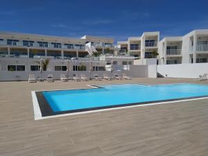 Foto dalla galleria di Apartment Namaste- Amazing sea view & infinity pool - good Wifi - smart tv-Residence Senator a Costa Teguise