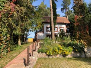 una casa con giardino di fronte di Dom Pod Sosnami a Mielno