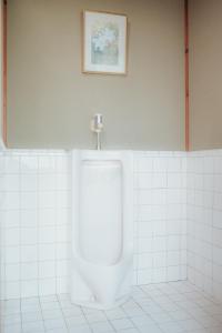 łazienka z pisuarem na ścianie w obiekcie Kacho-en / Vacation STAY 1048 w mieście Mitoyo
