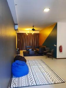 una sala de estar con una bolsa azul en el suelo en Landmark By Katana 3BR Glamorous Highrise Seaview Homestay Gurney无敌海景三房套房, en Tanjong Tokong